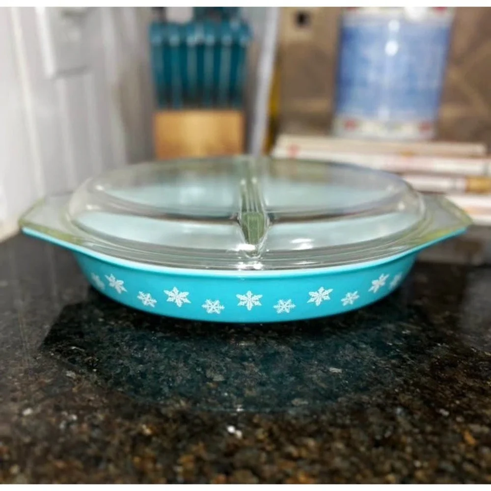 Pyrex 949C Divided Oval Glass Casserole w/ Lid Blue Snowflake Pattern